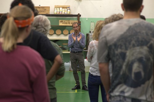 Matteo legt iets uit aan de theatergroep